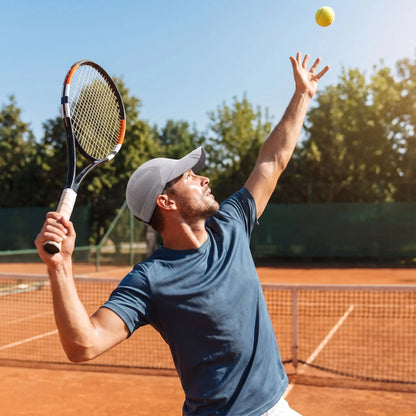 Homme fait un service avec casquette tennis