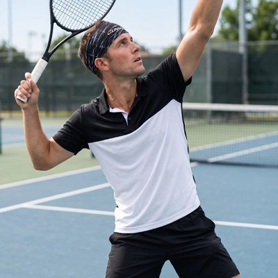 Homme fait un service avec son bandeau tennis​