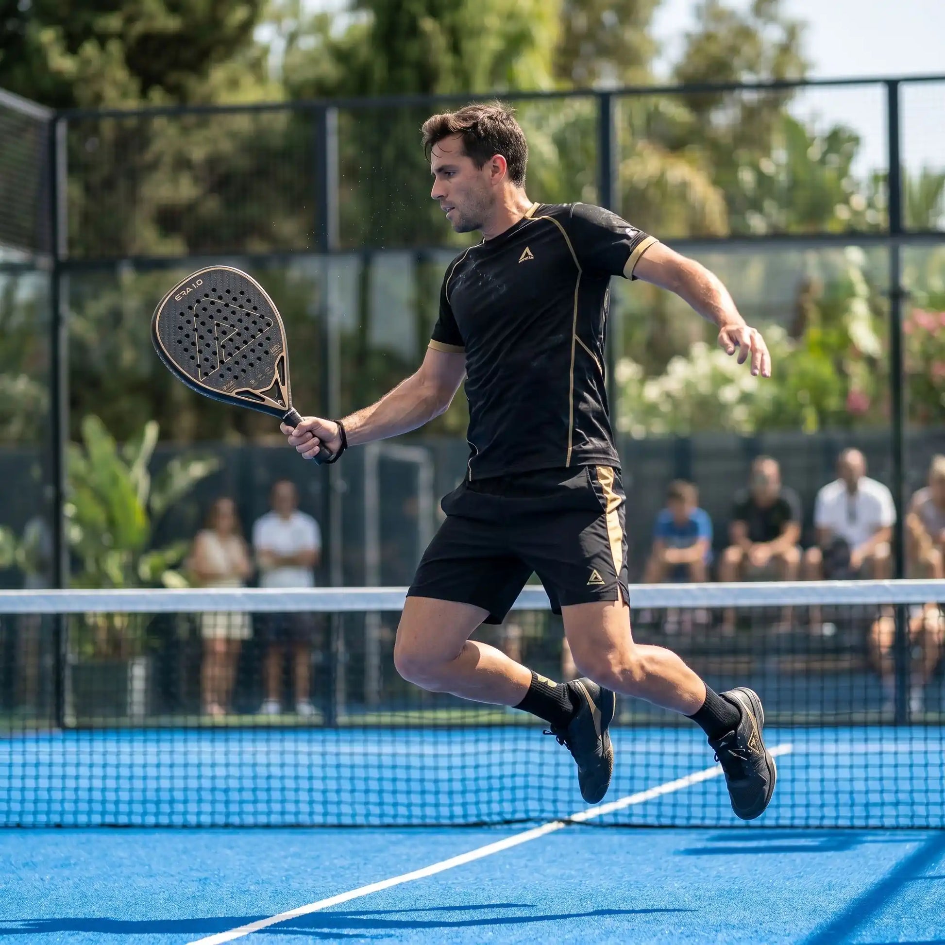 Homme fait une frappe en sautant avec padel raquette