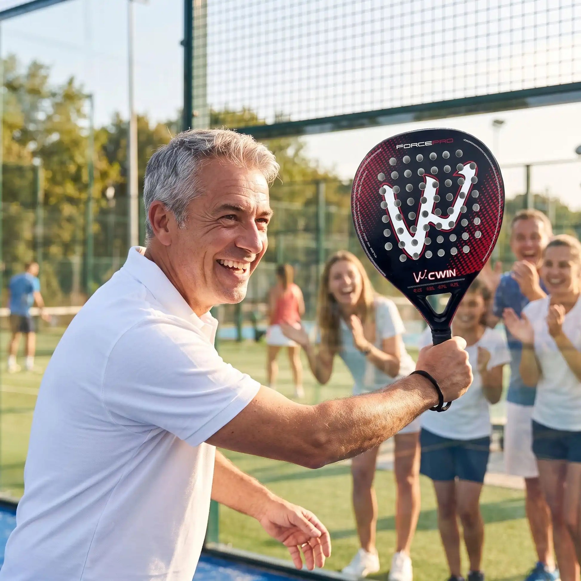 Homme frappe balle au filet avec padel raquette