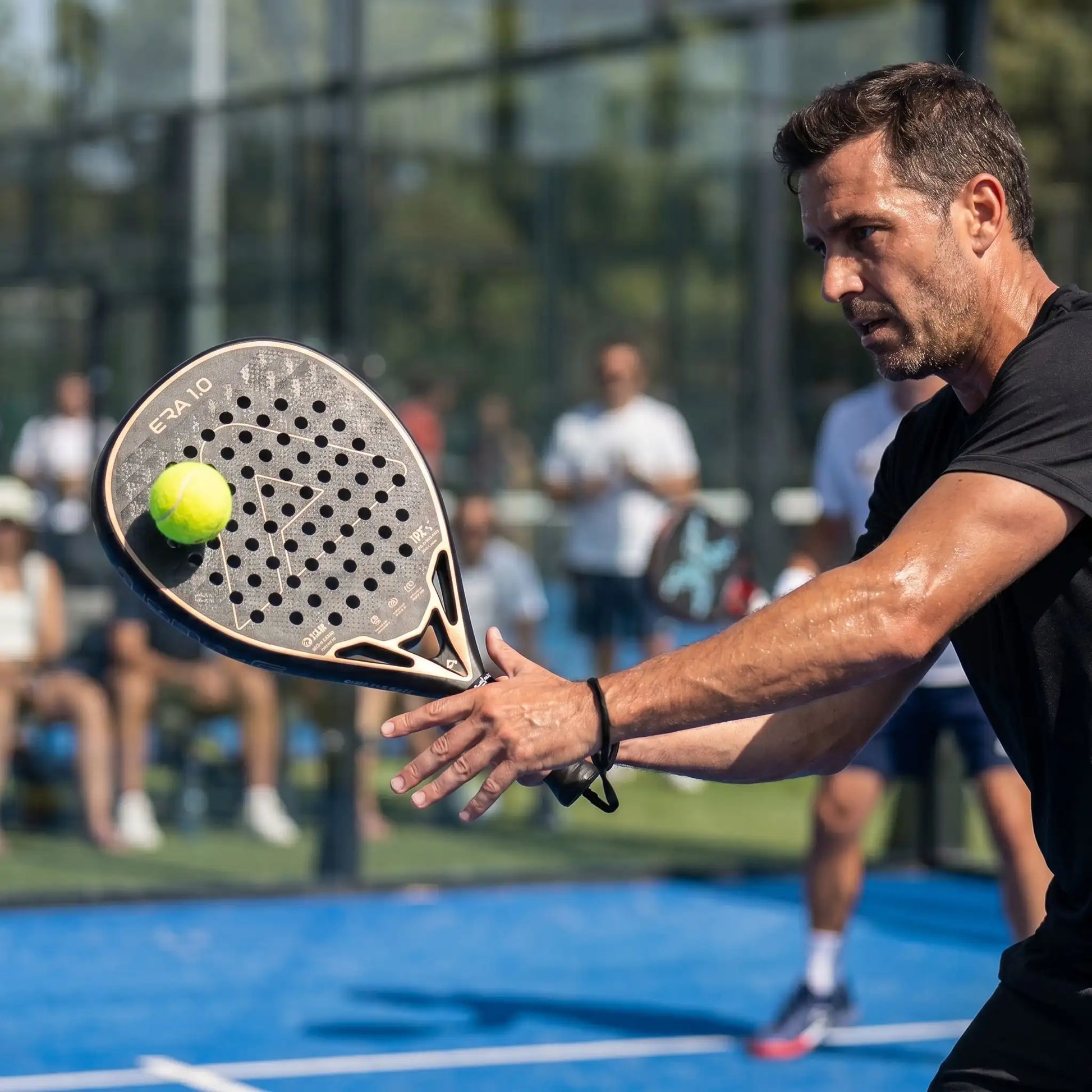 Homme frappe une balle avec sa padel raquette