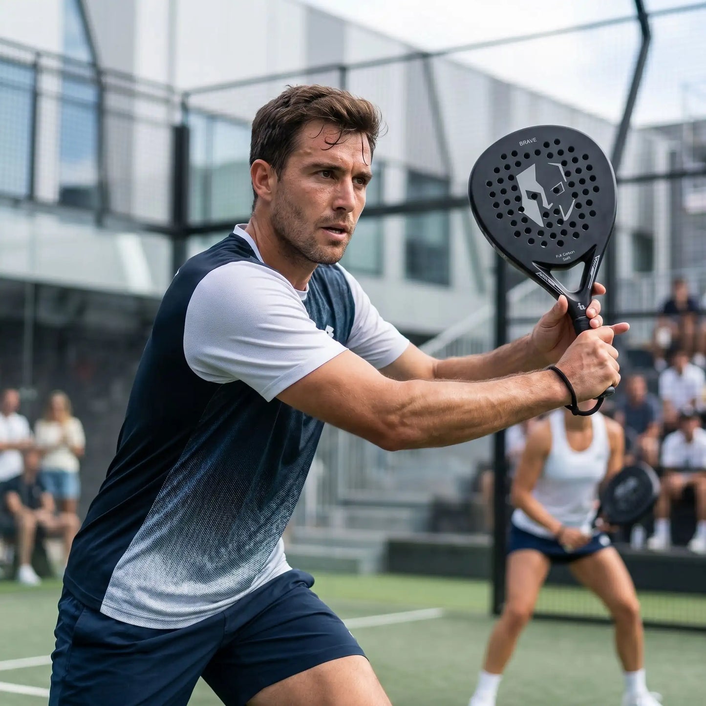 Homme frappe une balle avec sa raquette de padel