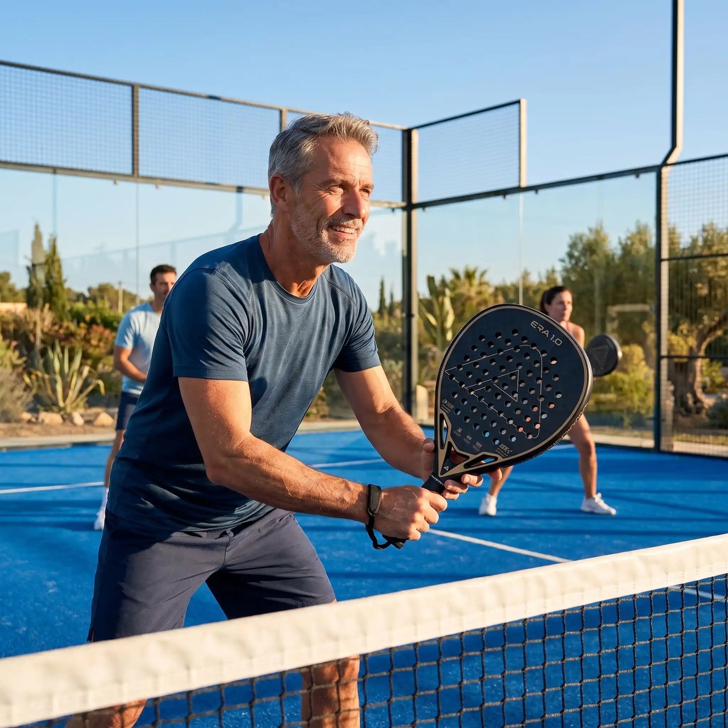 Homme joue au padel au filet avec padel raquette