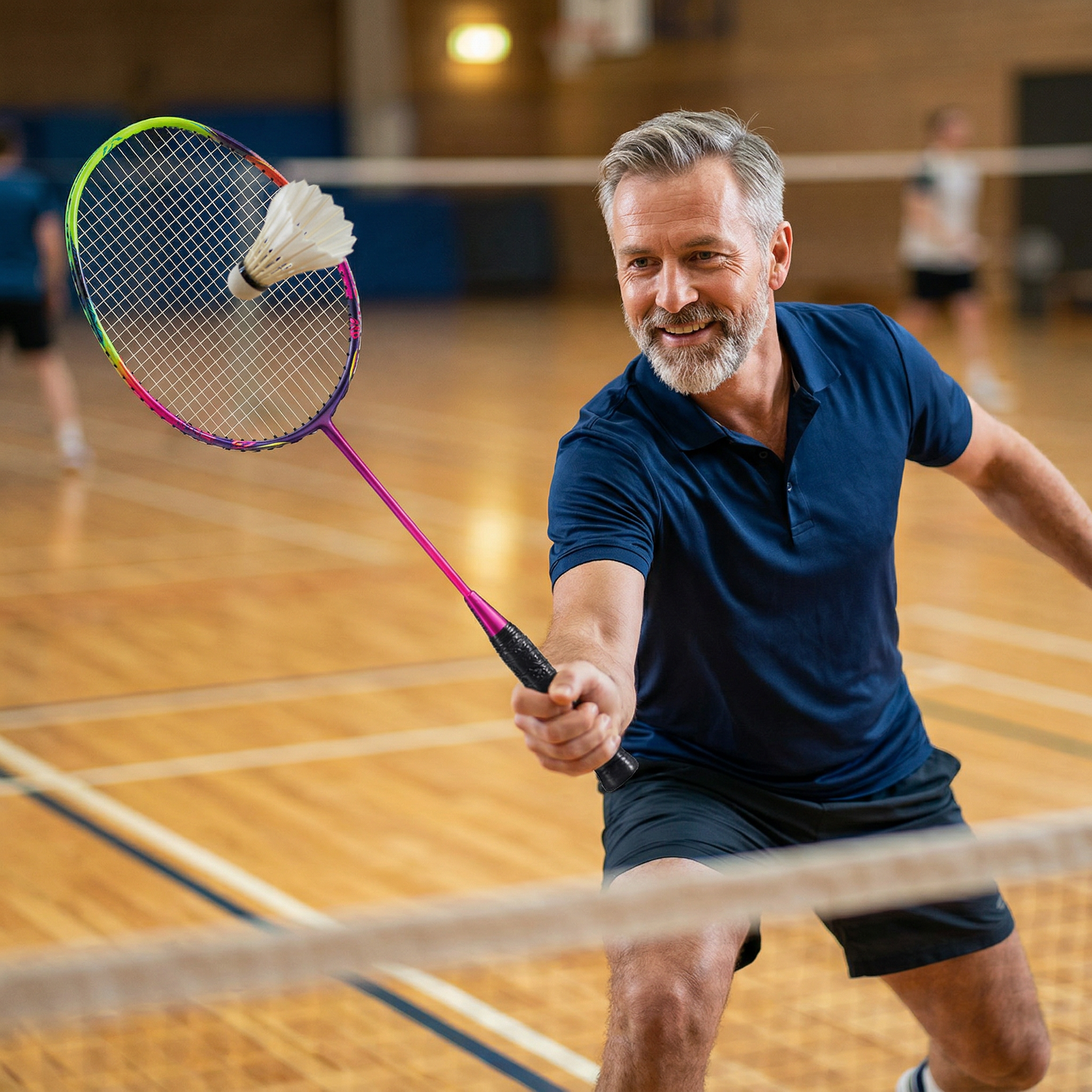 Homme joue avec raquette badminton legere