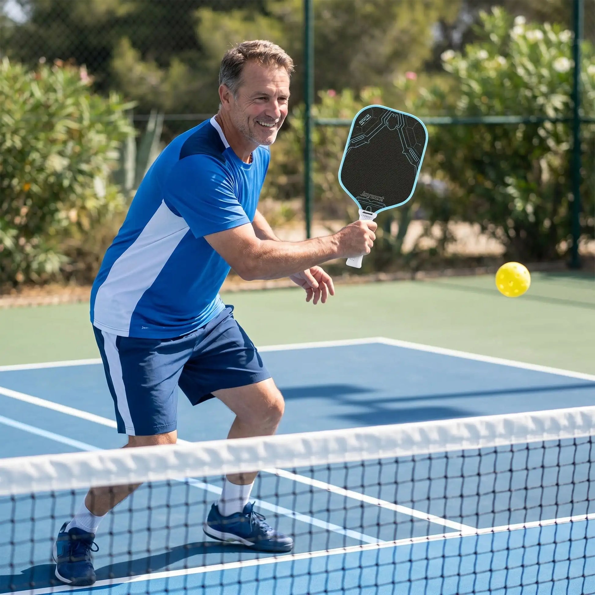 Homme joue avec raquette pickleball