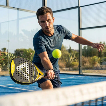 homme joue padel avec raquettes padel 3k