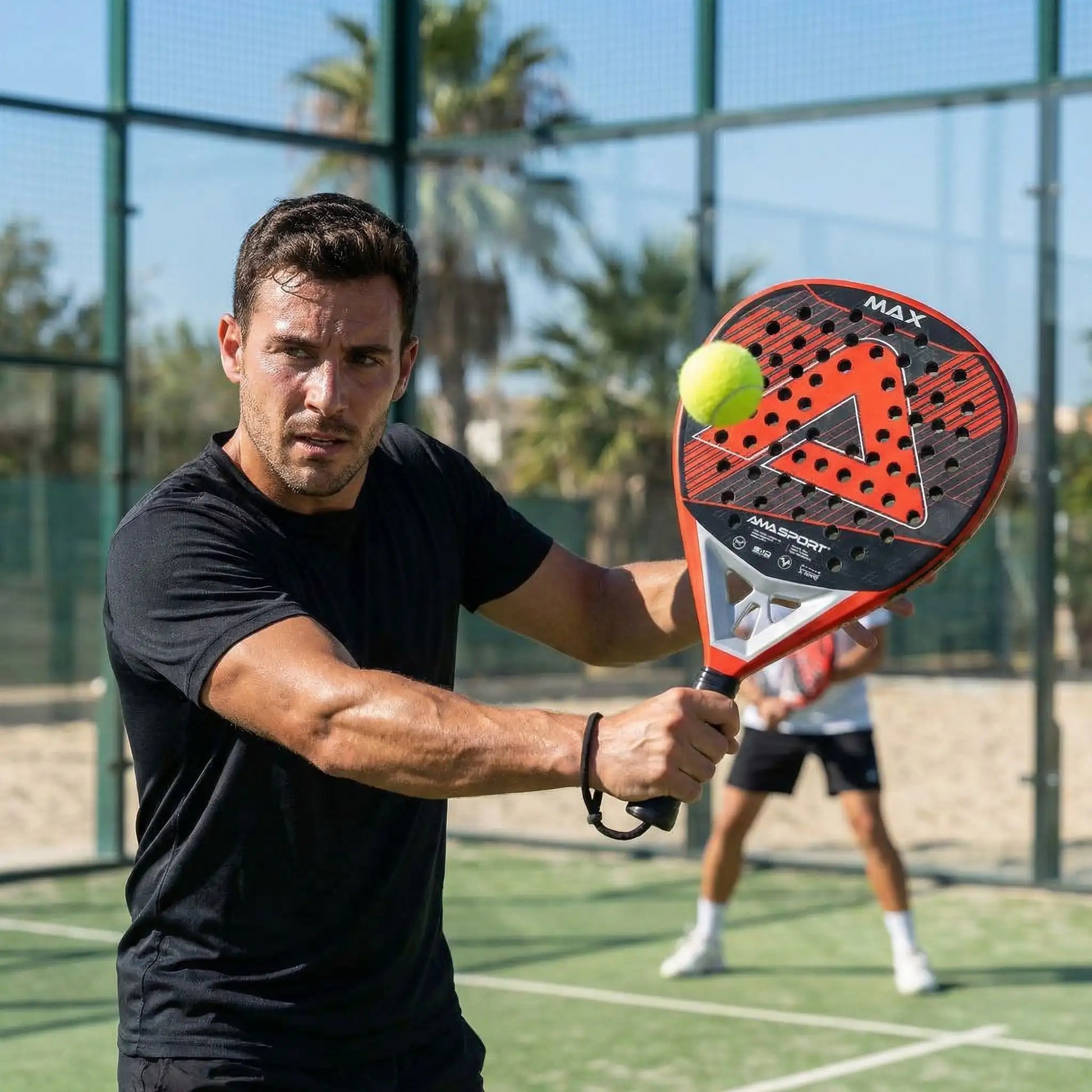 Homme joue raquettes padel