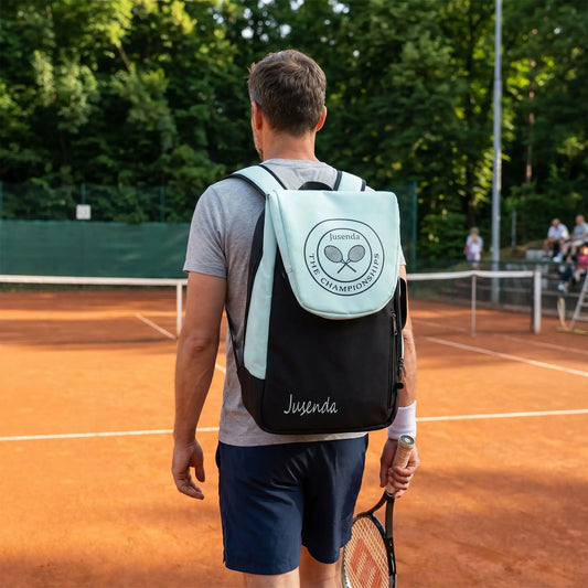 Homme porte un sac de tennis repliable sur le dos