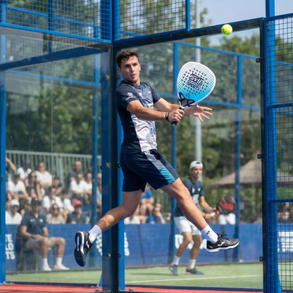 Homme saute haut en revers avec raquette de padel