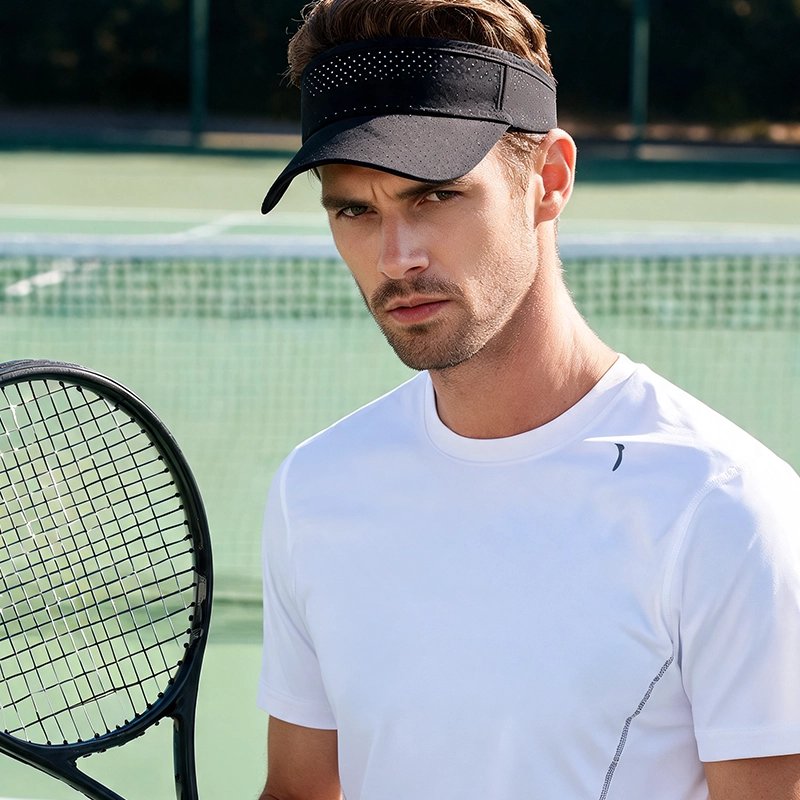 Homme sur terrain de tennis avec sa casquette à visière noire