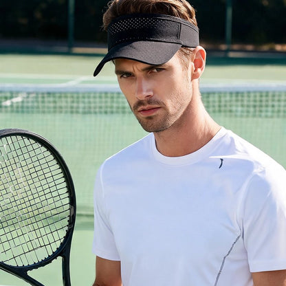 Homme sur terrain de tennis avec sa casquette à visière noire