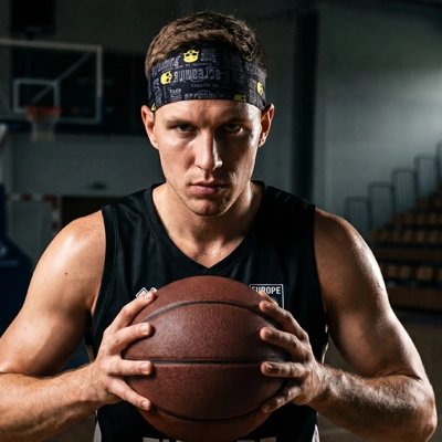 Homme tient un ballon de basket avec bandeau sport​