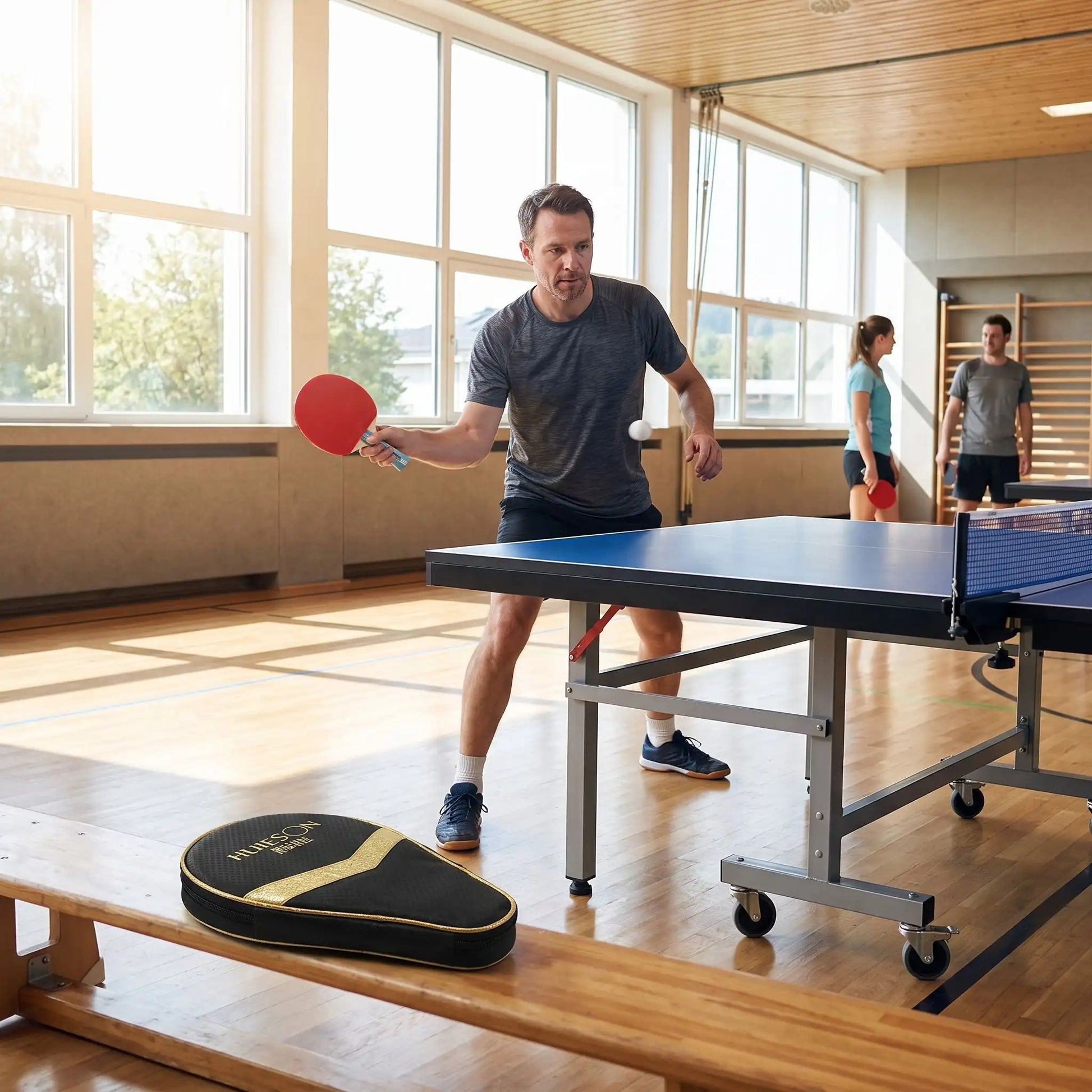 Joueur de ping pong avec sac et raquette ping pong