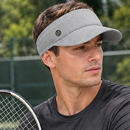 Joueur de tennis avec casquette à visière grise 