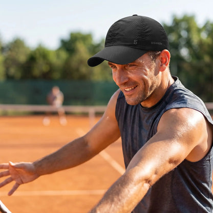 Joueur de tennis avec casquette tennis noire