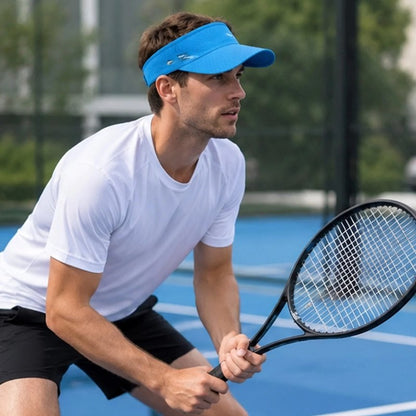 Joueur de tennis avec sa casquette à visière bleue