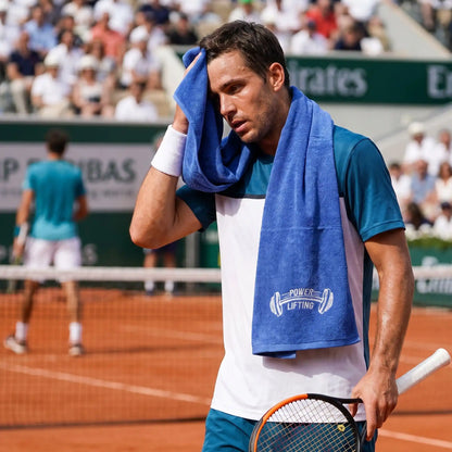 Joueur de tennis entre deux points avec sa serviette de sport sur les épaules