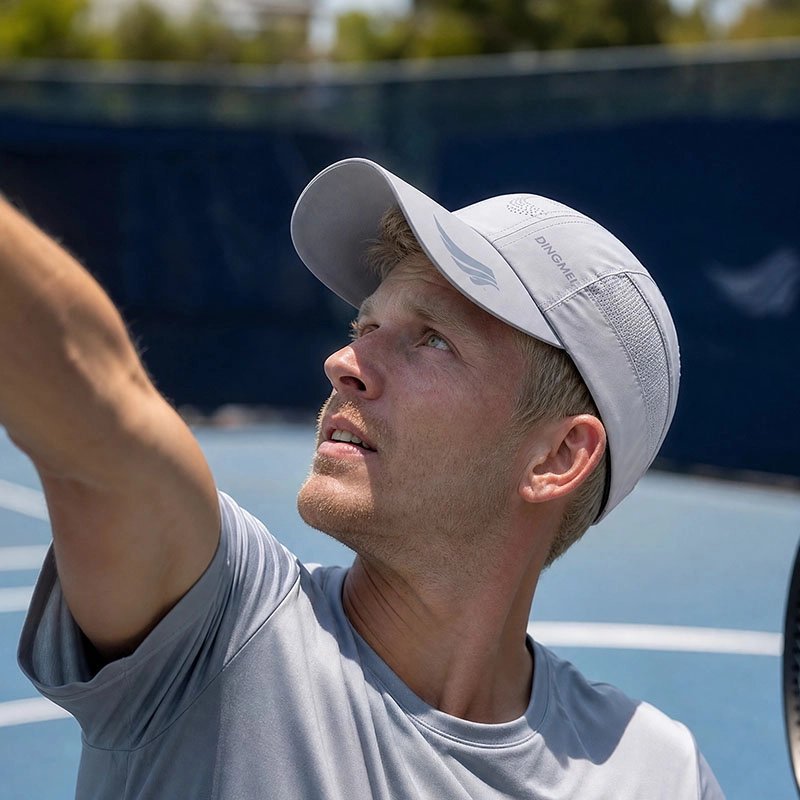 Joueur de tennis fait un service avec sa casquette tennis grise
