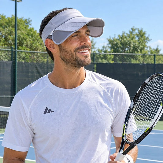 Joueur de tennis sur le terrain avec sa casquette à visière large