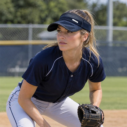 Joueuse de baseball sur terrain avec sa casquette visière