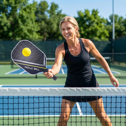 Joueuse pickleball raquettes