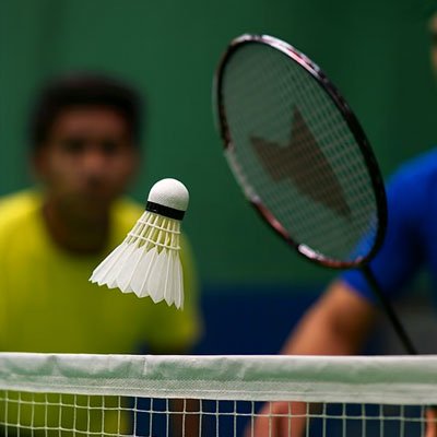 Petit coup au filet avec volant badminton plume