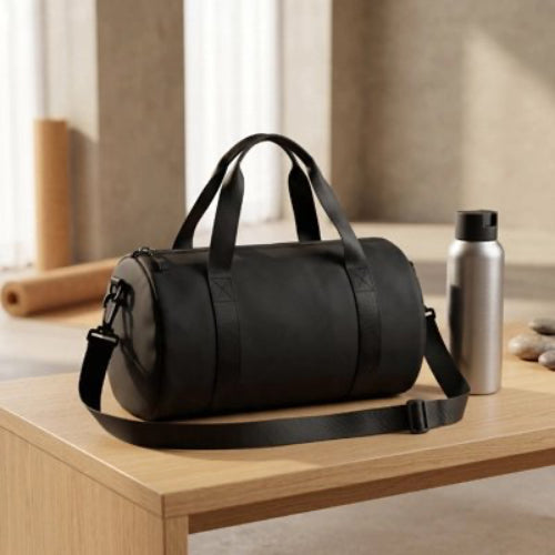 Petit sac de sport noir sur table de cuisine