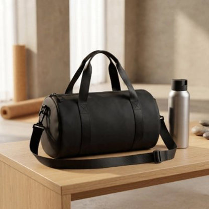 Petit sac de sport noir sur table de cuisine