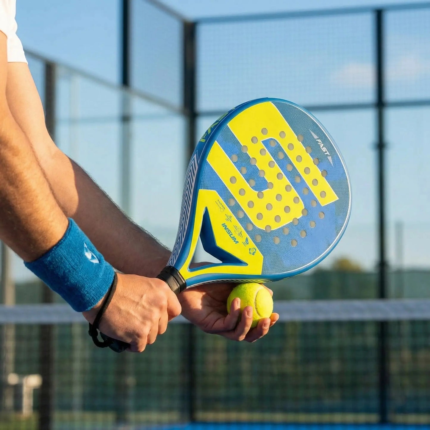 Position avant service raquettes padel bleue