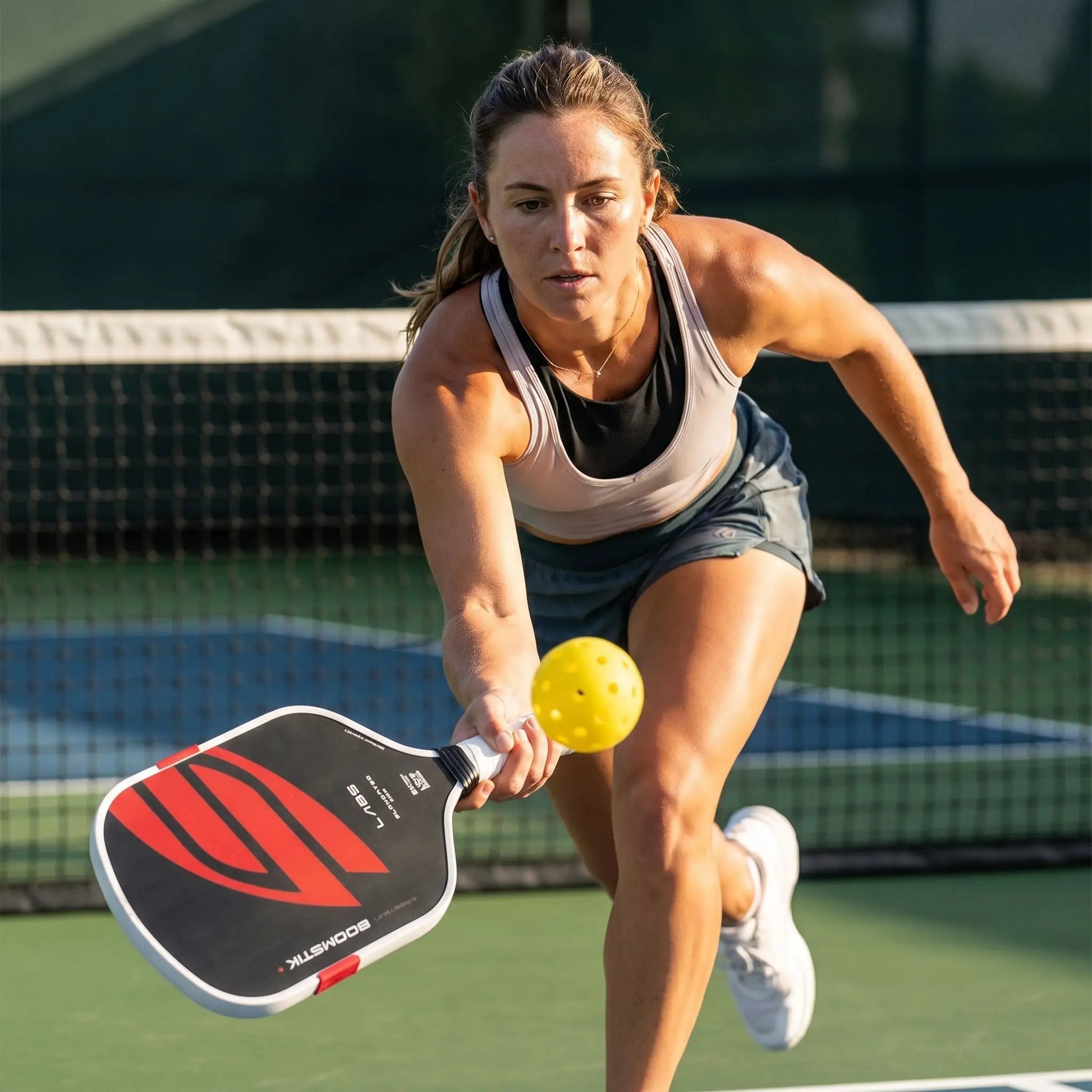 Raquette de pickleball joueuse