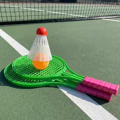 Raquette de tennis enfant sur le sol avec volant et balle