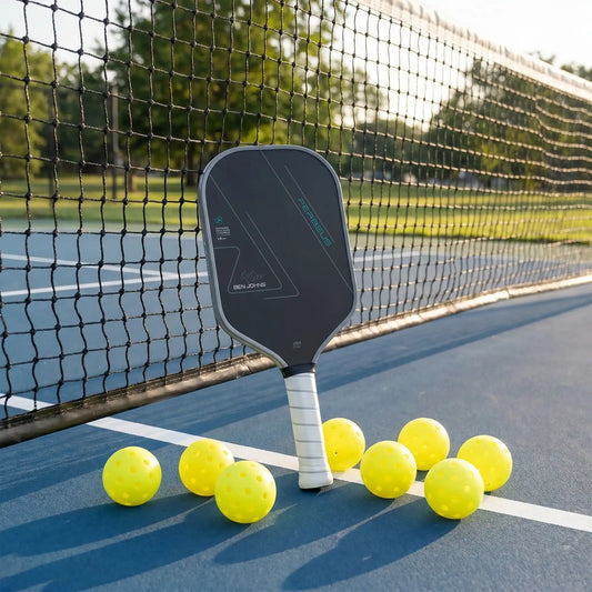 Raquette pickleball sur terrain avec balles