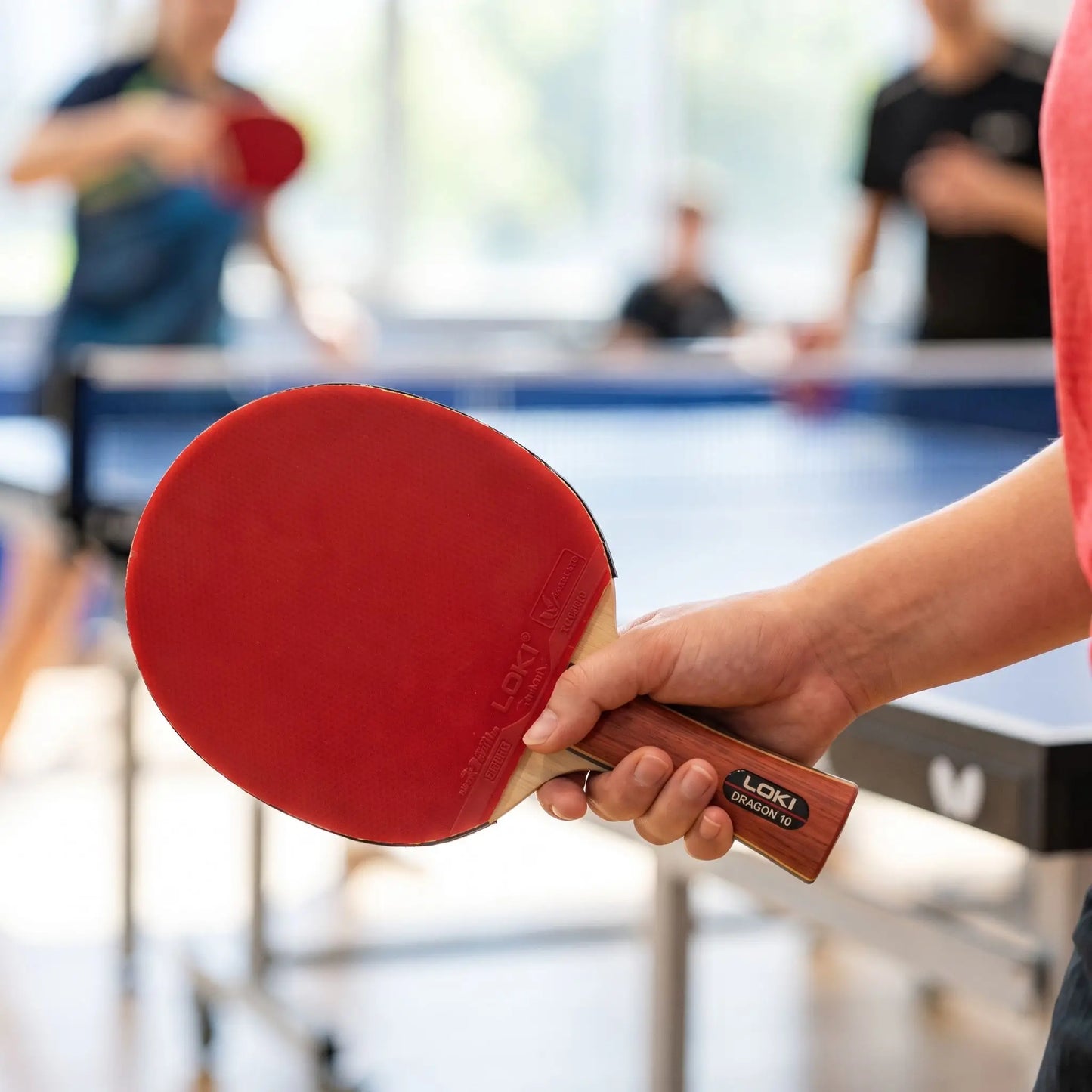 Raquette ping pong dans les mains joueuse
