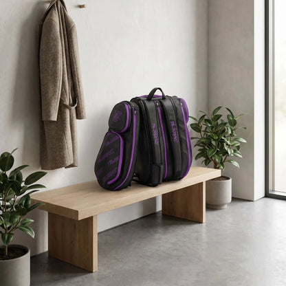Sac de padel détachable sur un banc dans une maison