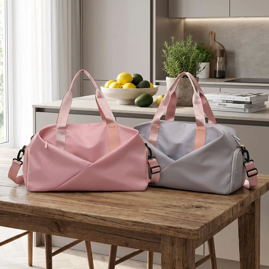Sac de sport femme rose et gris sur table de cuisine