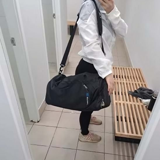 Sac de sport pratique femme sur son épaule