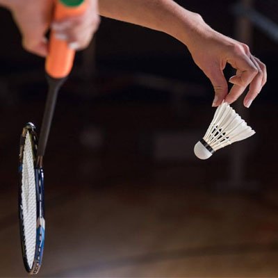 Service avec volant badminton plume