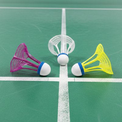 Trio de volant badminton-multicolores-sur le sol