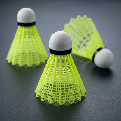Trio de volant badminton sur le sol