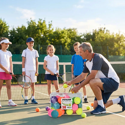 Un coach avec ses élèves avec ses balles de tennis mulitcolores